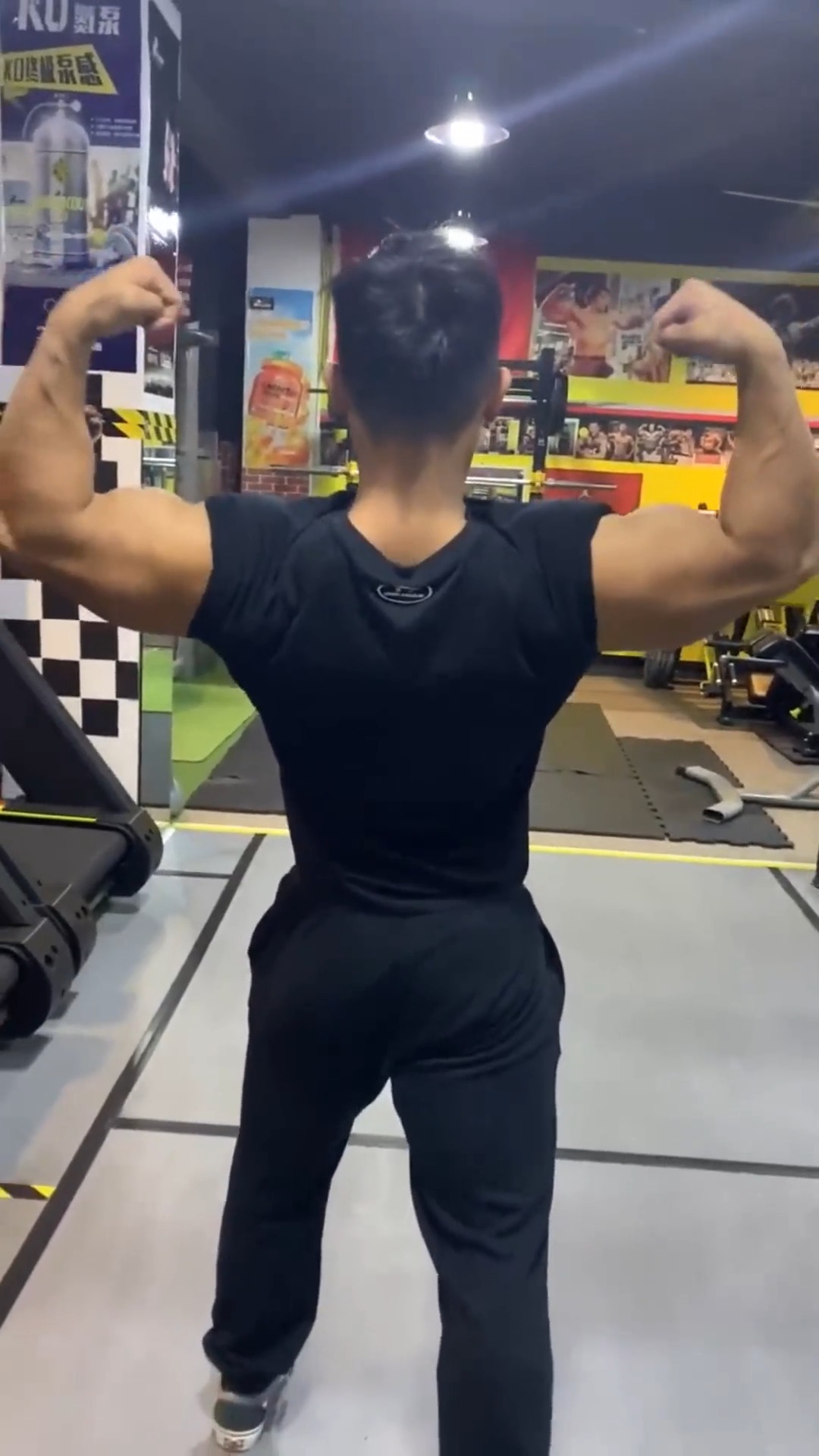 娱乐#专业健身教练大秀上半身肌肉,力量与美的碰撞,引网友尖叫连连