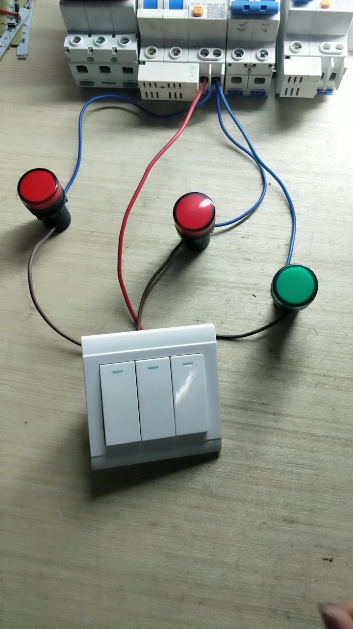 三联开关控制三盏灯的接线