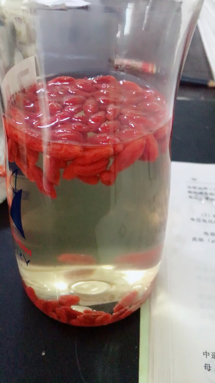 保温杯里泡枸杞!