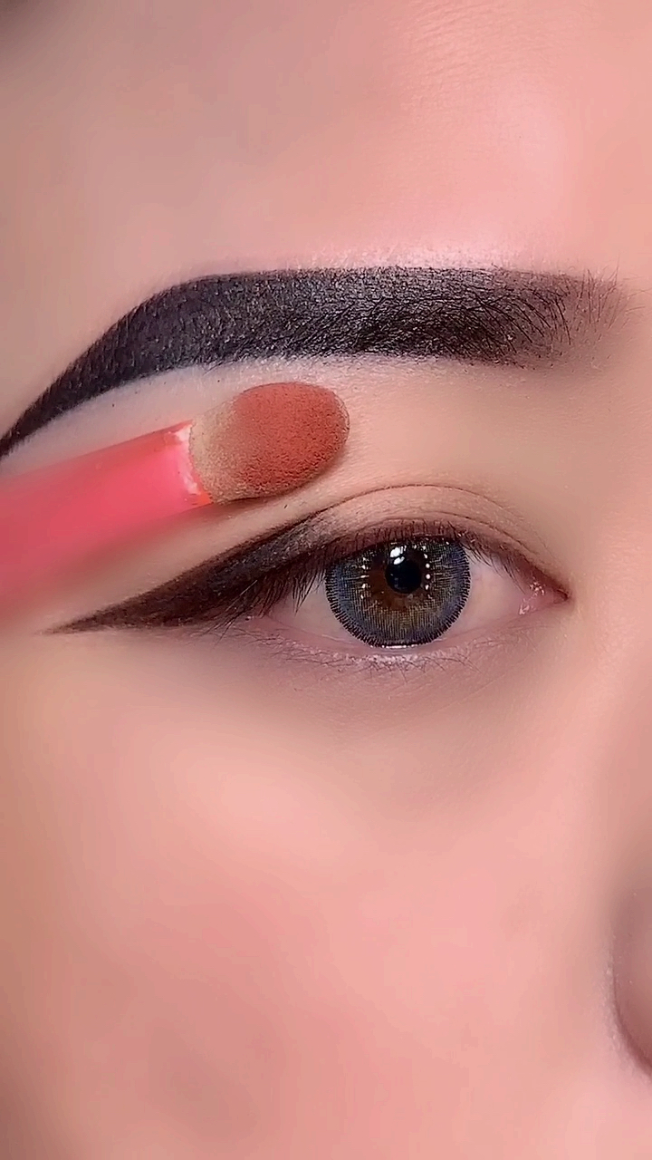 黑色眉笔眼影画出的另类眼妆