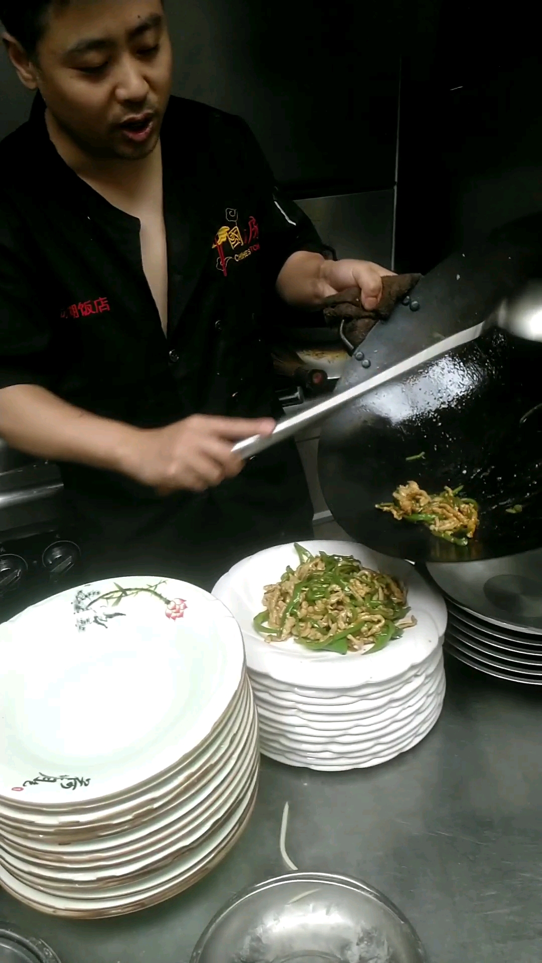 又来一个厨师试菜,烧了一个青椒肉丝,工资要了1万一月,看这菜的色面
