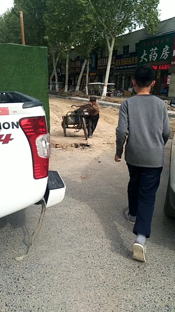 儿子看见老爷爷推车上坡困难,车还没停稳,就跑过去帮忙,虽然是小事,但