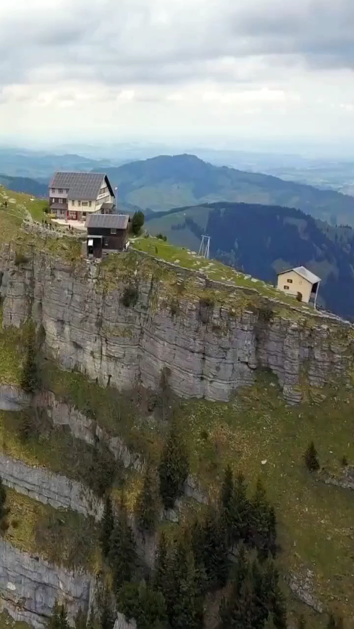 我的私藏景点#国外悬崖边上的房子,敢住一晚的都是大神