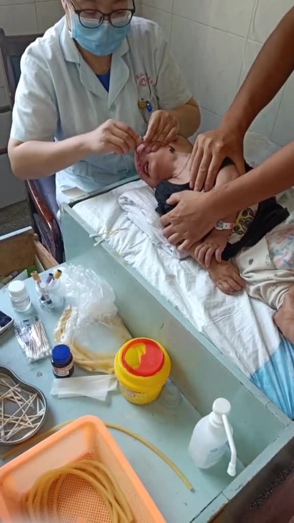 崽崽哭的撕心裂肺,真的好心疼,打针的护士让我不要看,在门口偷拍的