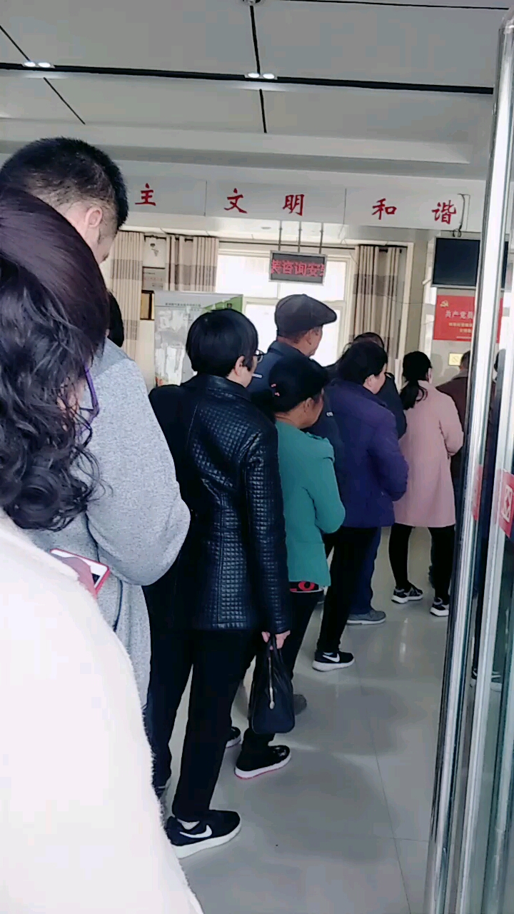 在排队交钱,人好多呀!