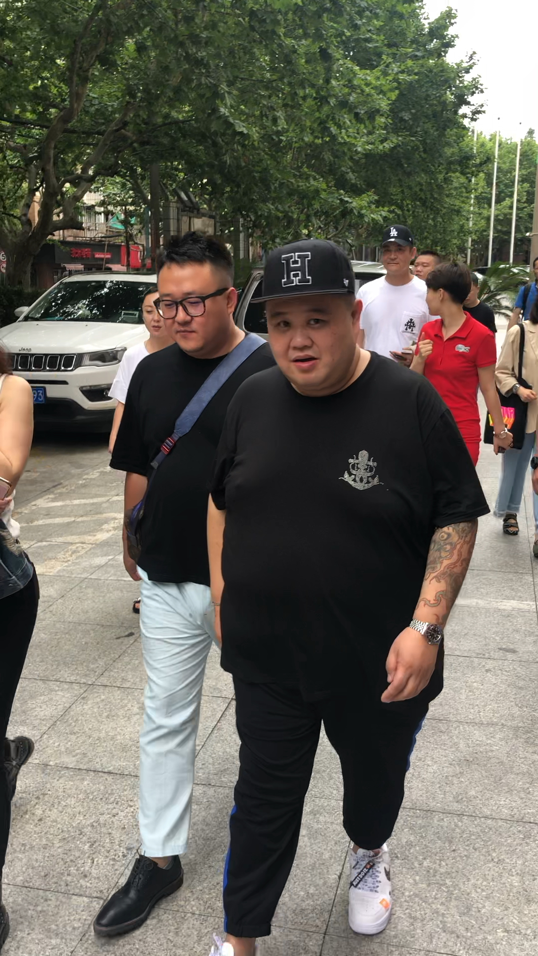 夏至已至##德云社 #孙越 花臂现身上海街头