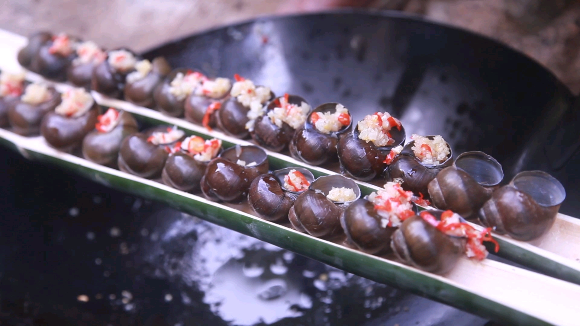 野外竹子烤田螺,味道老好了,这种吃法挺少见