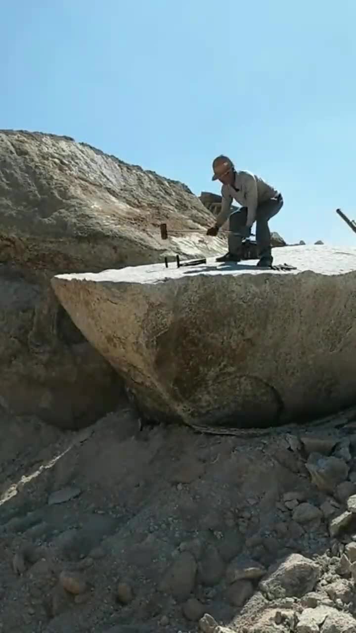 工地工人一锤,就能把大石头砸烂这究竟有什么窍门