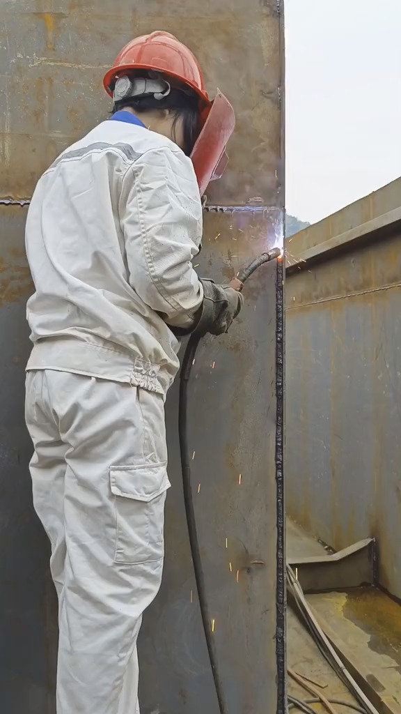 美女电焊了解一下