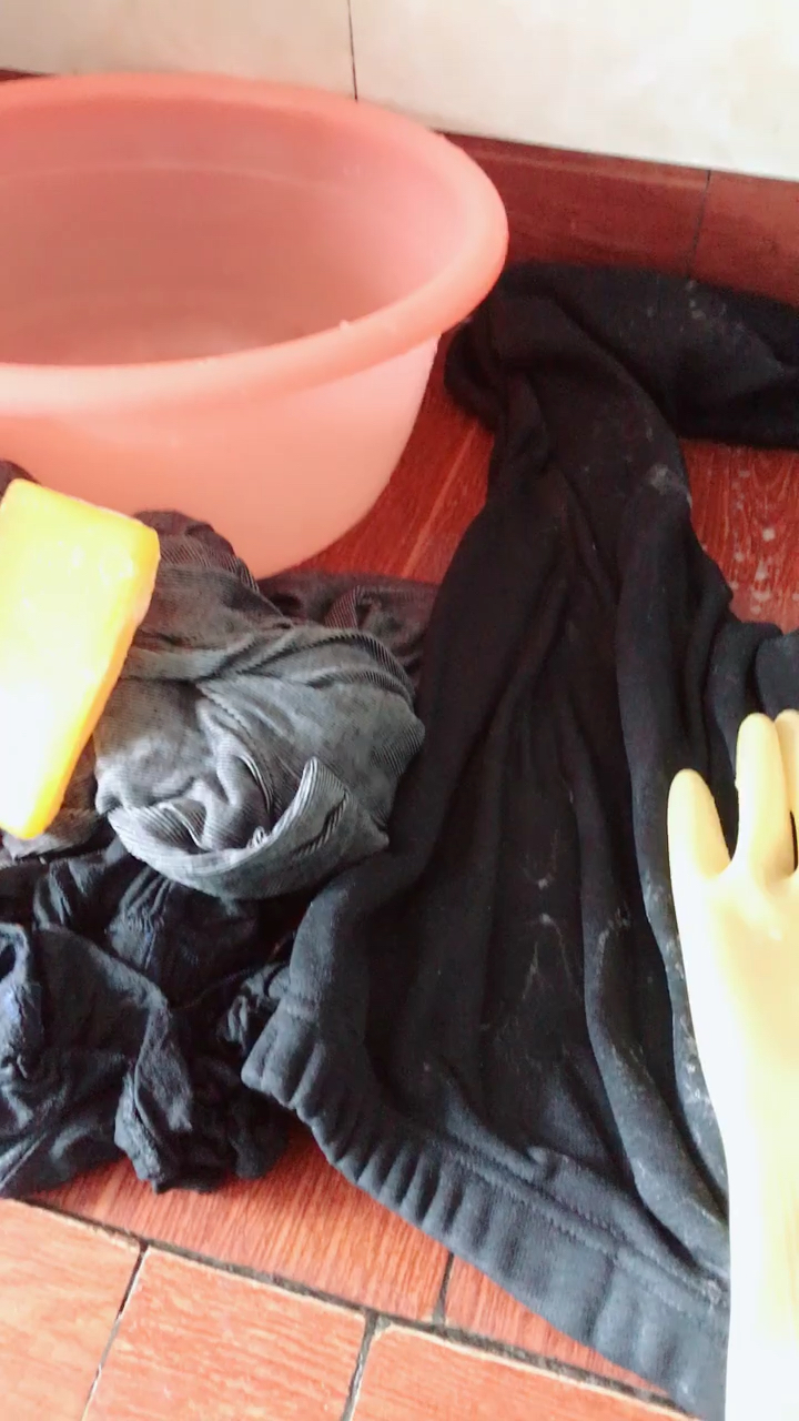 还有人用手洗衣服吗,这个衣服洗衣机洗不干净