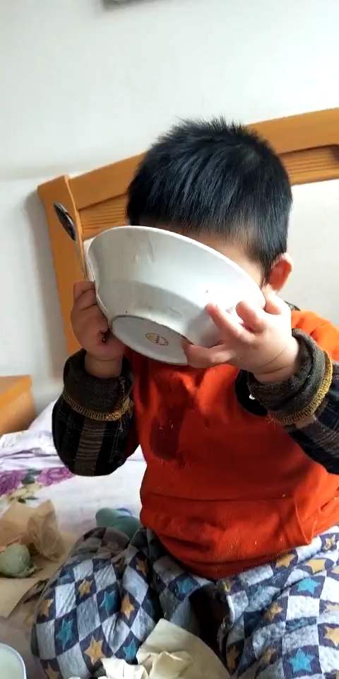 小男孩大口吃饭的图片图片