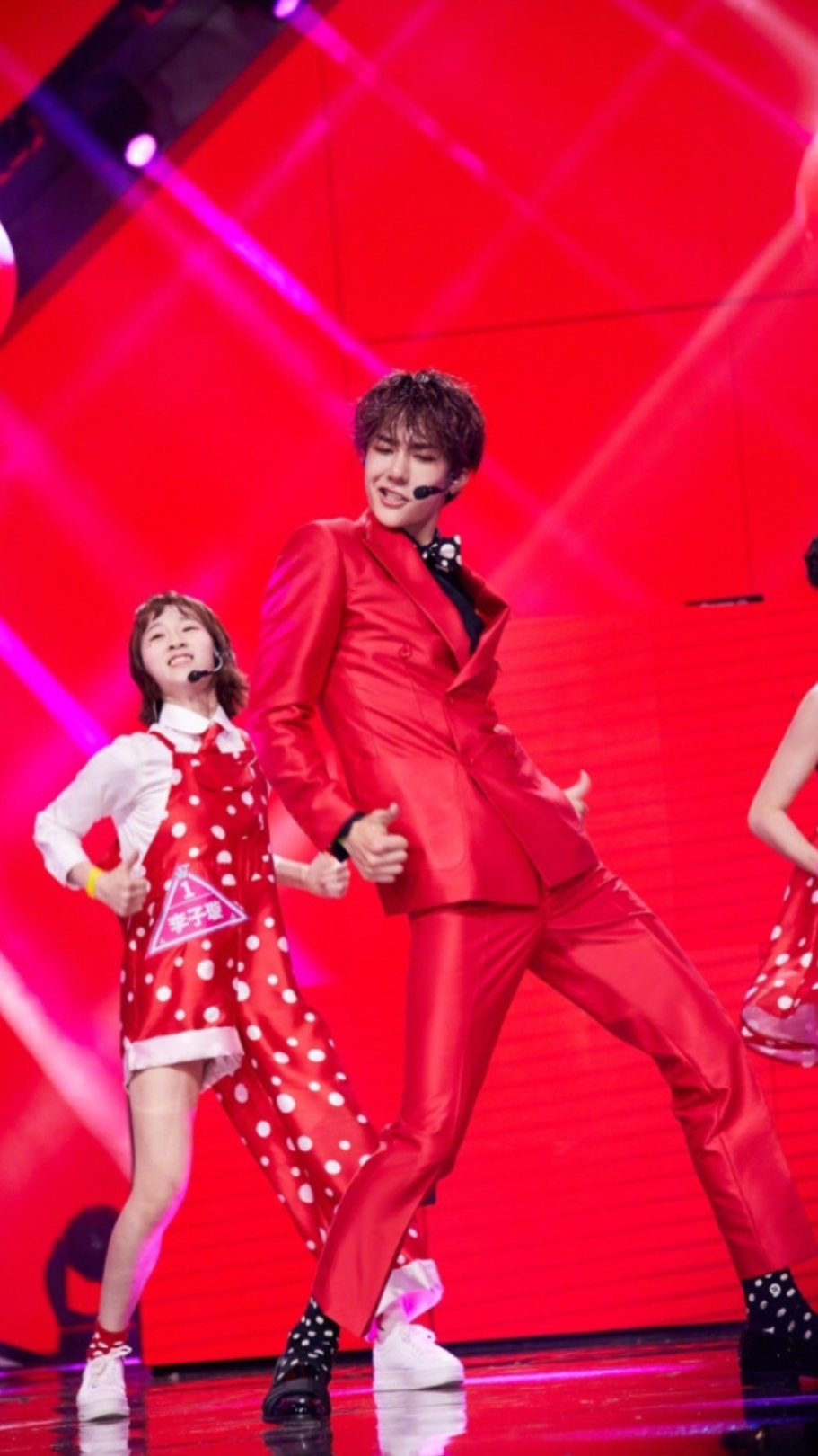 王一博#王一博红衣舞台照!