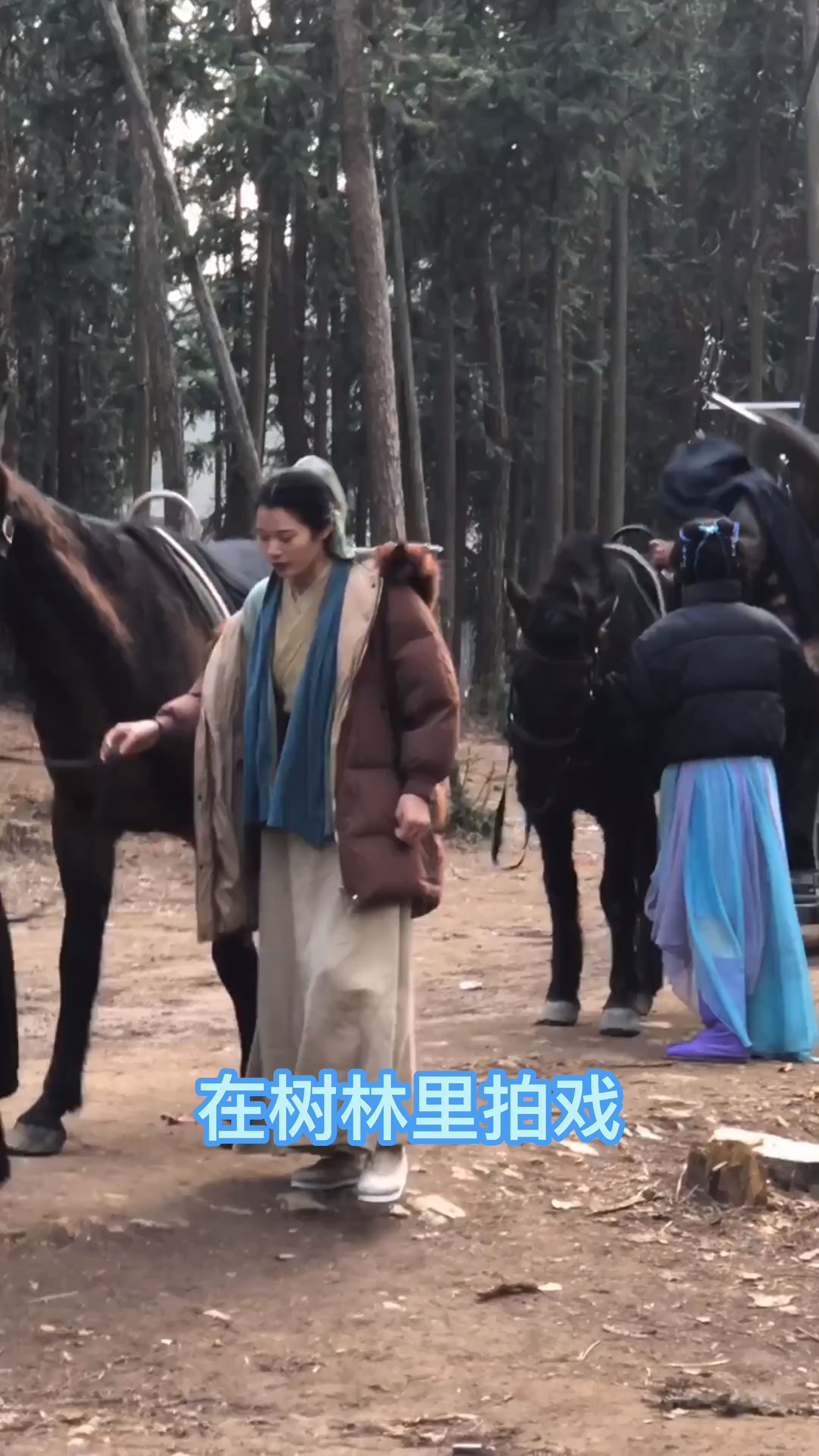 古装剧拍戏现场,在树林里拍戏,你能分出正身和替身吗?