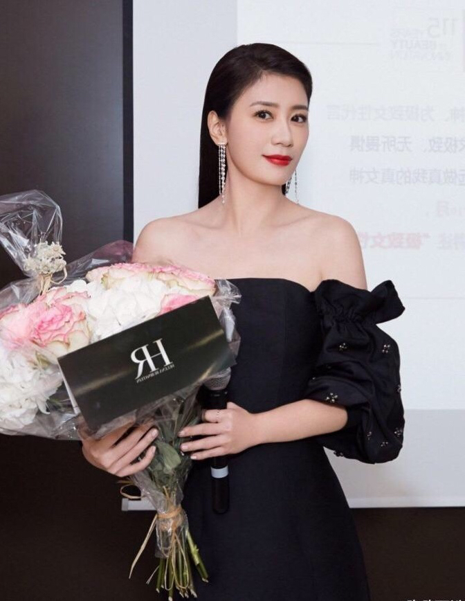 戏精大pk#贾静雯近照