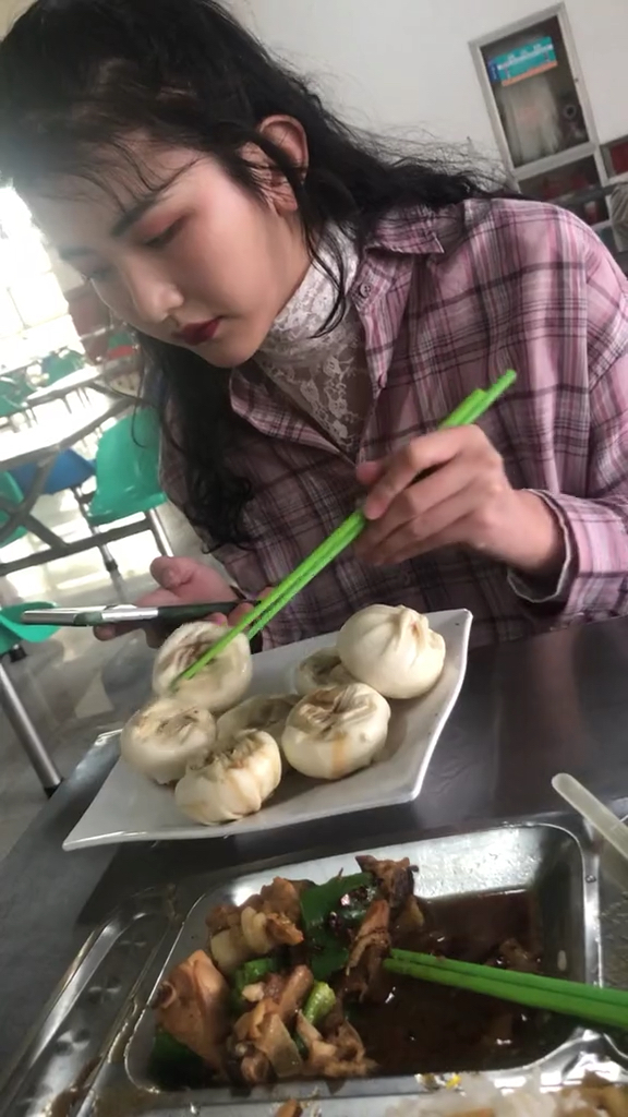 涂了口红的女孩子怎么一口吃一个包子