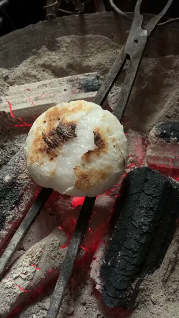 烤粑粑,应该只有我们怀化人这个吃法,快点,放块红糖.