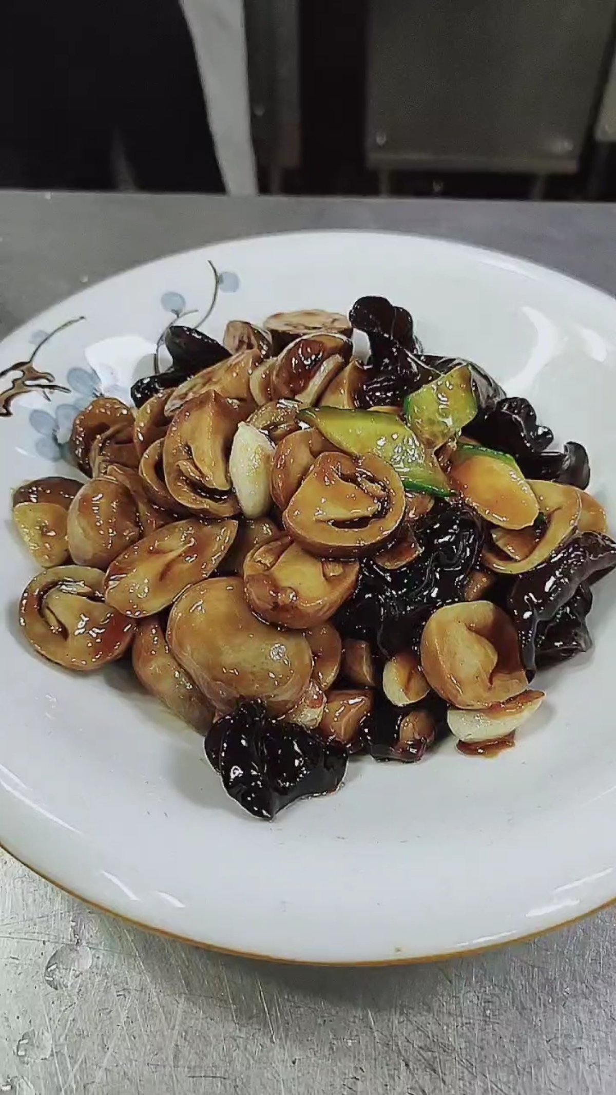 蒜片烧草菇,好吃又营养.