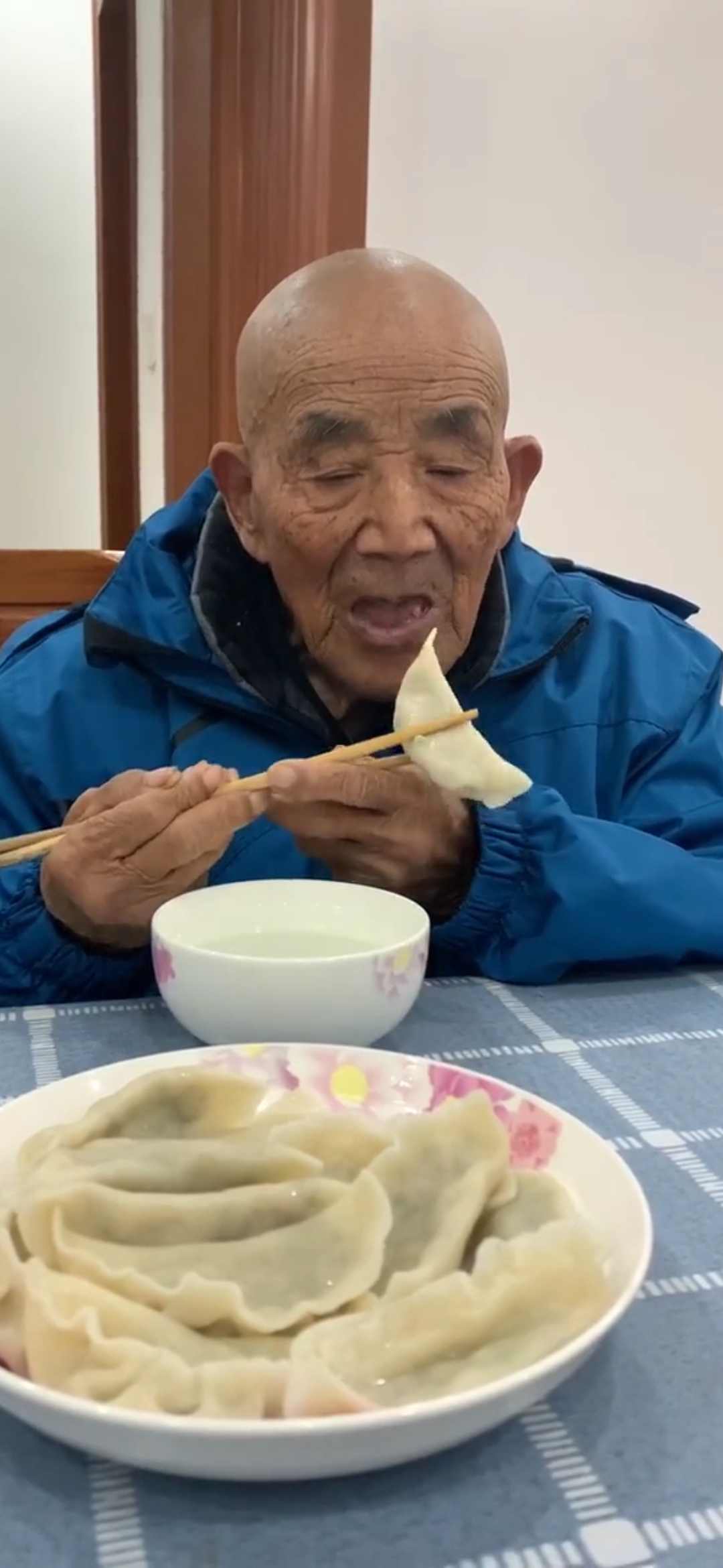 90多岁的老爷爷真的很不容易,以后吃饭都成问题