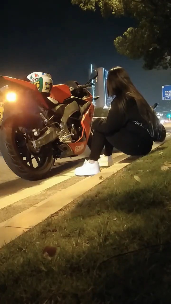明星娱乐#骑士美女这是怎么了?看她的背影感觉好孤单,让人心疼