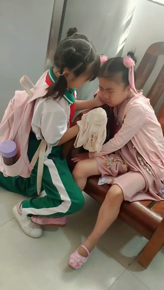 中午休息的时候,过来幼儿园像大人一样照顾妹妹,真是个有责任心的姐姐