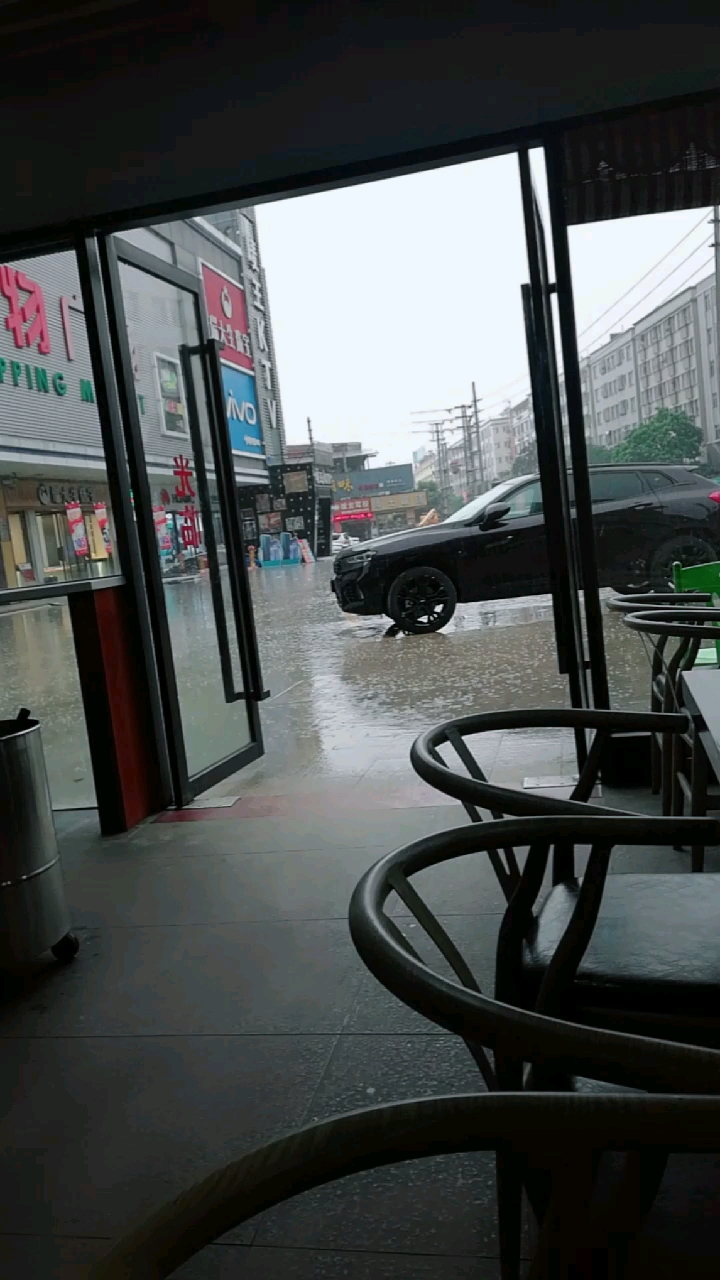 外面下雨了,哪位绅士可以送我回家吗