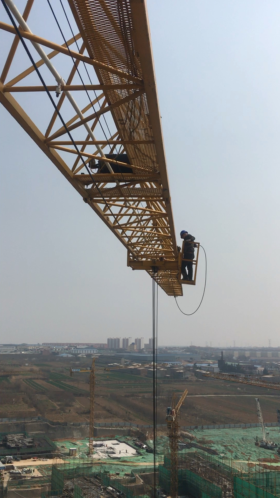 塔吊维修髙危行业注重安全.
