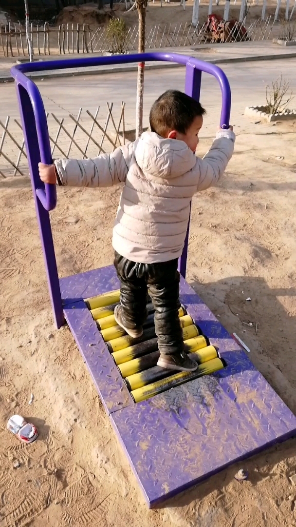 小孩子玩啥都开心