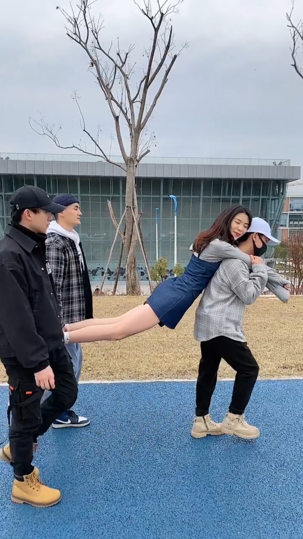 请问1米6的我要怎么背起1米8的女友呢?