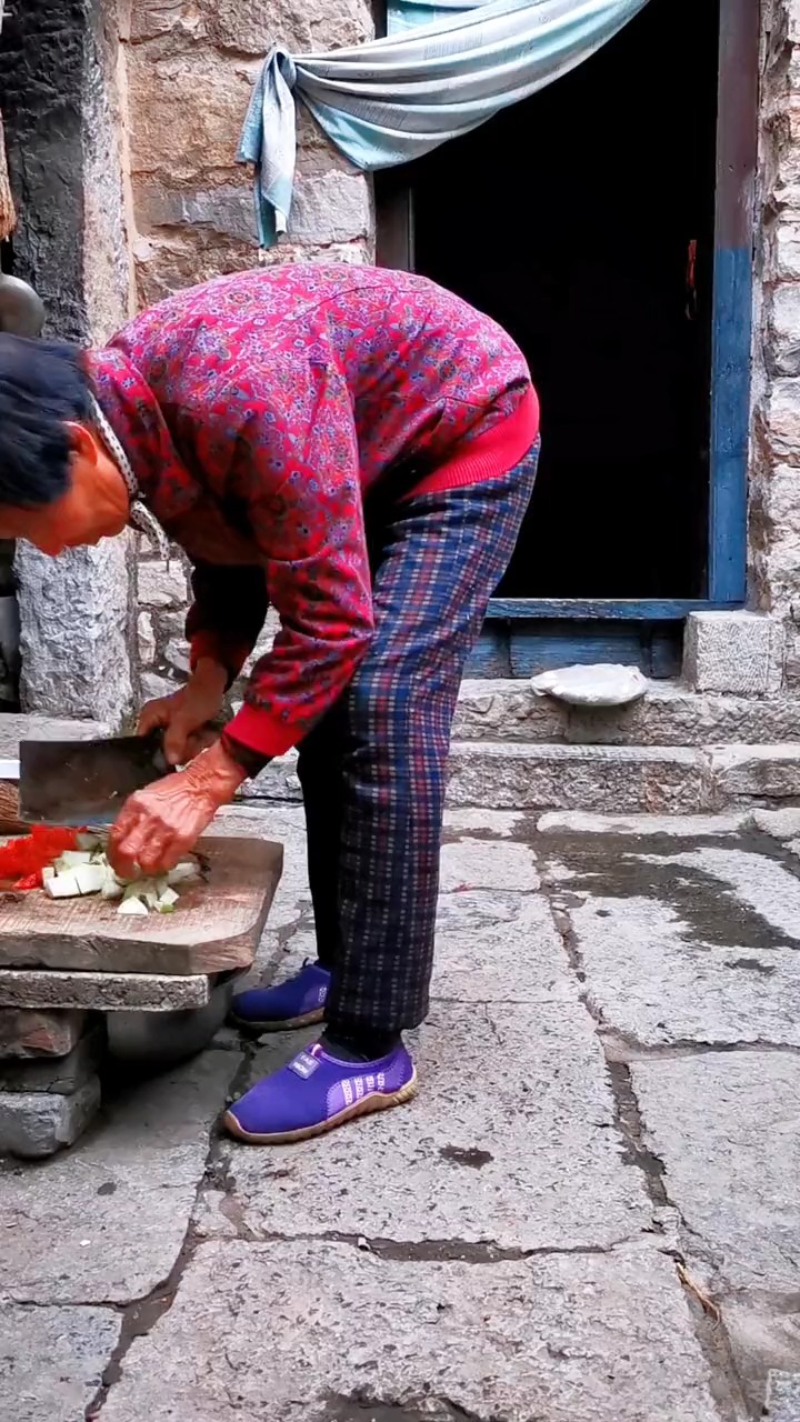 上地干活回家,再苦再累吃上老妈一碗手擀面,便消除了一天的疲劳感