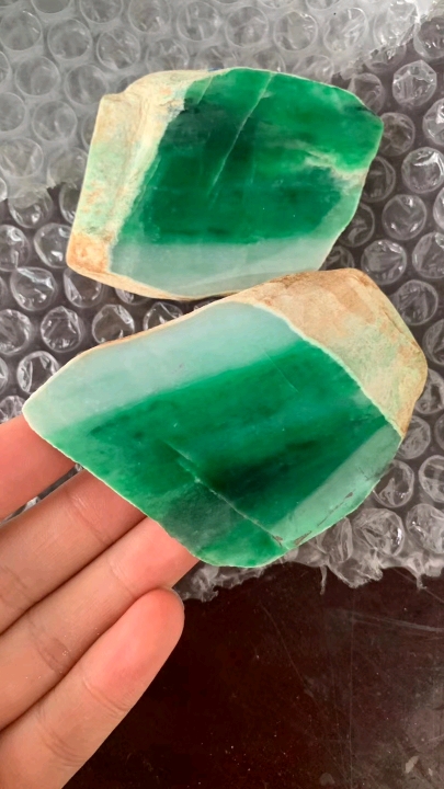 248克木那阳绿半明料,色带贯穿,挂件位已有,肉细色好,实物颜色更好看