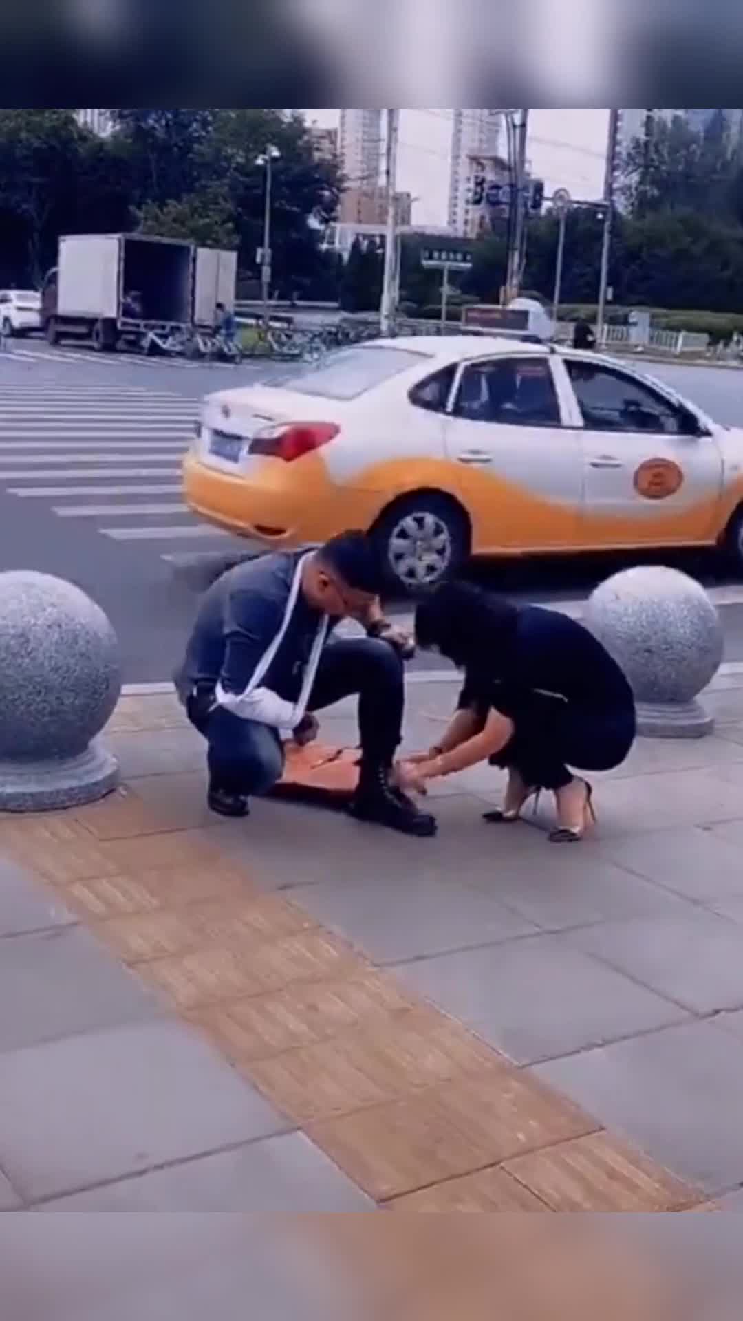 我要上热门#弯腰不是卑躬屈膝而是助人为乐,美女蹲下为他人系鞋带