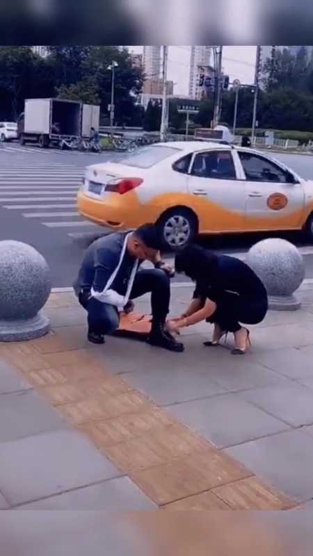 我要上热门#弯腰不是卑躬屈膝而是助人为乐,美女蹲下为他人系鞋带