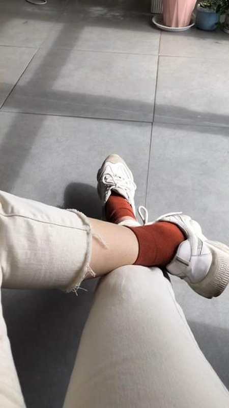 今天又穿错了现在漏脚脖子是真冷受不住了坐门口晒晒太阳露脚脖子