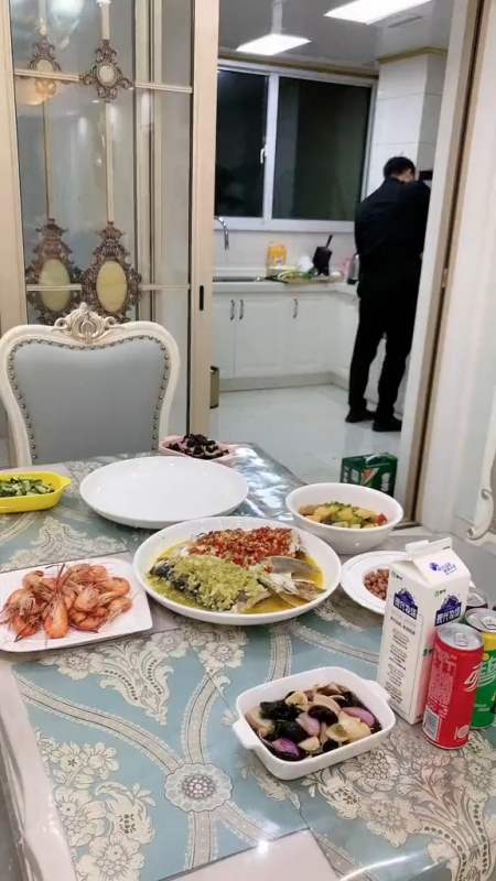 这货背着我在家做了一桌菜还约我闺蜜和发小来家里吃饭看样子是想打探