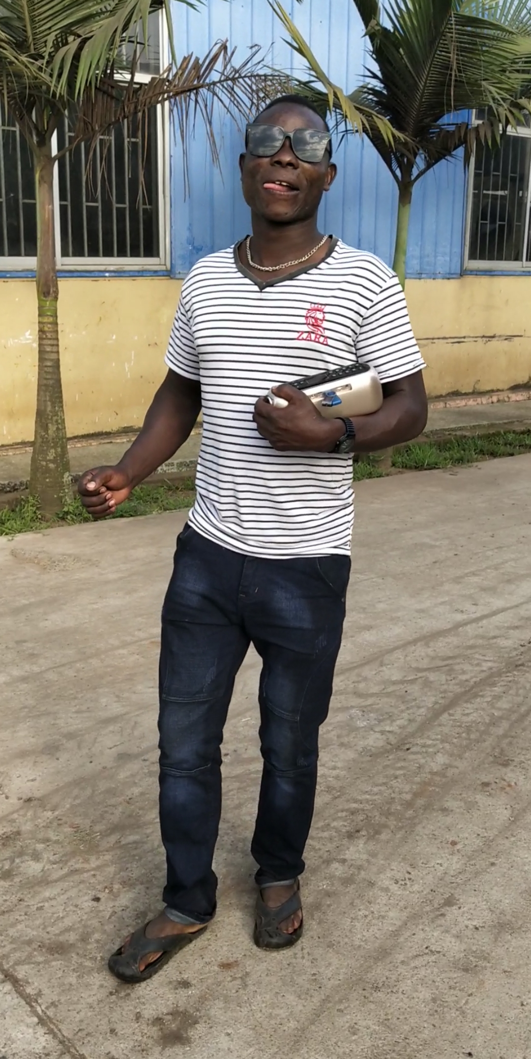 非洲#在我们东北沈阳这样的人叫"二溜子",就是玩世不恭游手好闲的人.