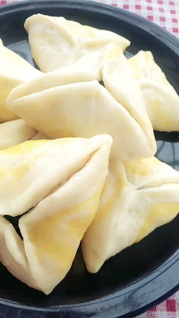 刚出锅的热乎乎的小糖角