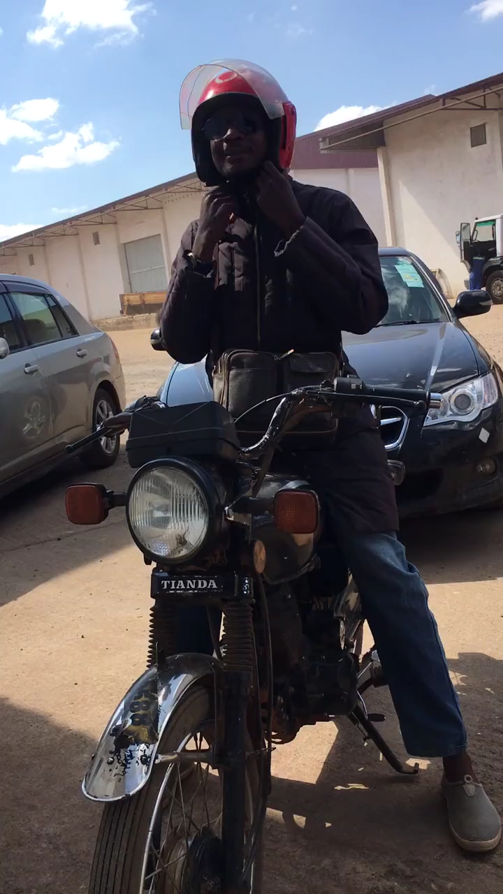 这黑哥引领非洲时尚,戴墨镜,穿羽绒服,开摩托车.