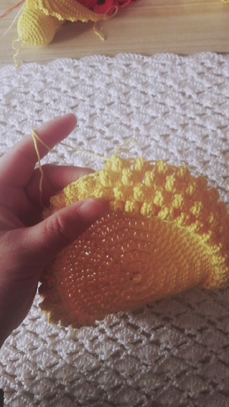 传艺计划#爆米花针法:在同一个针目里钩五个长针,把钩针抽掉,再把