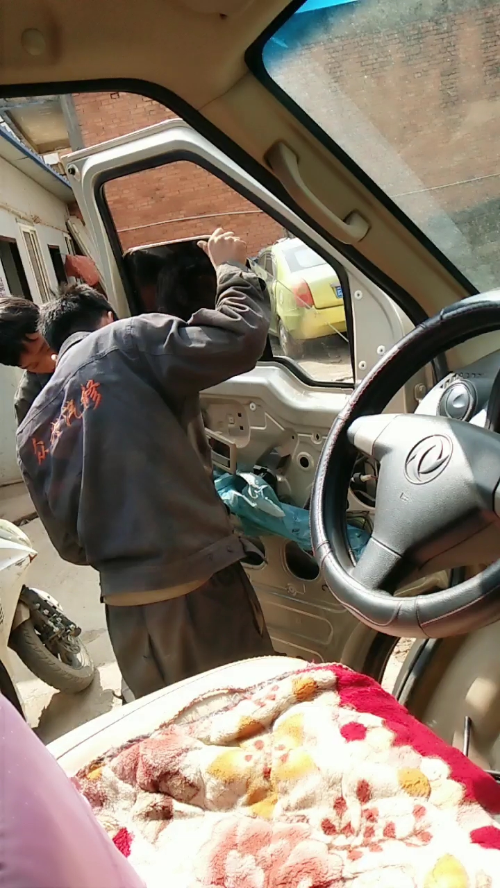 修车师傅很是辛苦