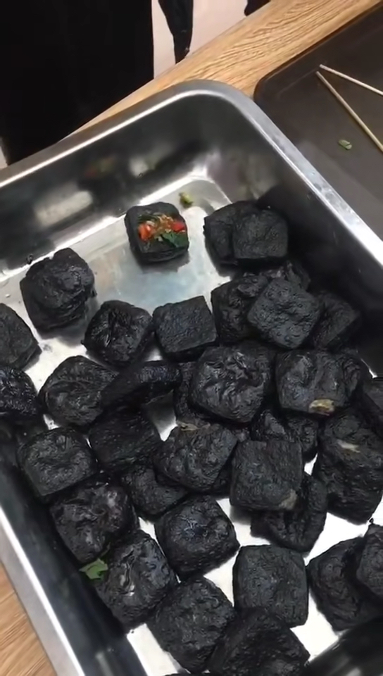 快要憋疯的你#黑色臭豆腐,屏幕前的你喜欢吃吗?