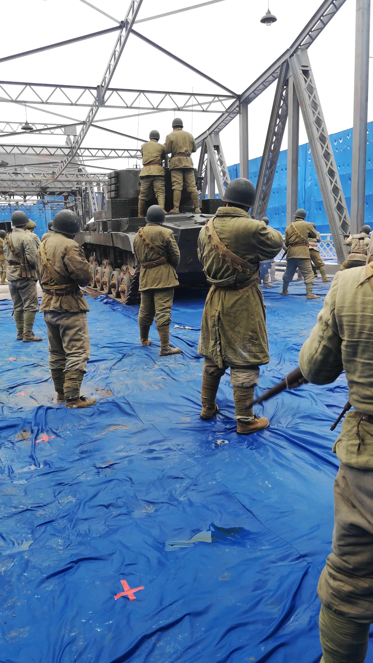 夏日美少女#拍戏现场花絮,这么大太阳热不热?群众演员挺辛苦的!