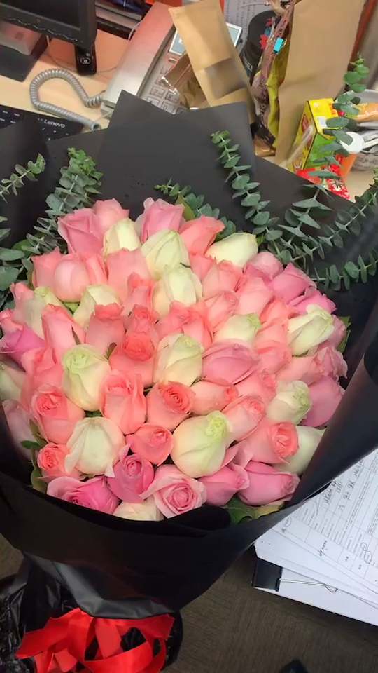 单位男同事收到的情人节花束!