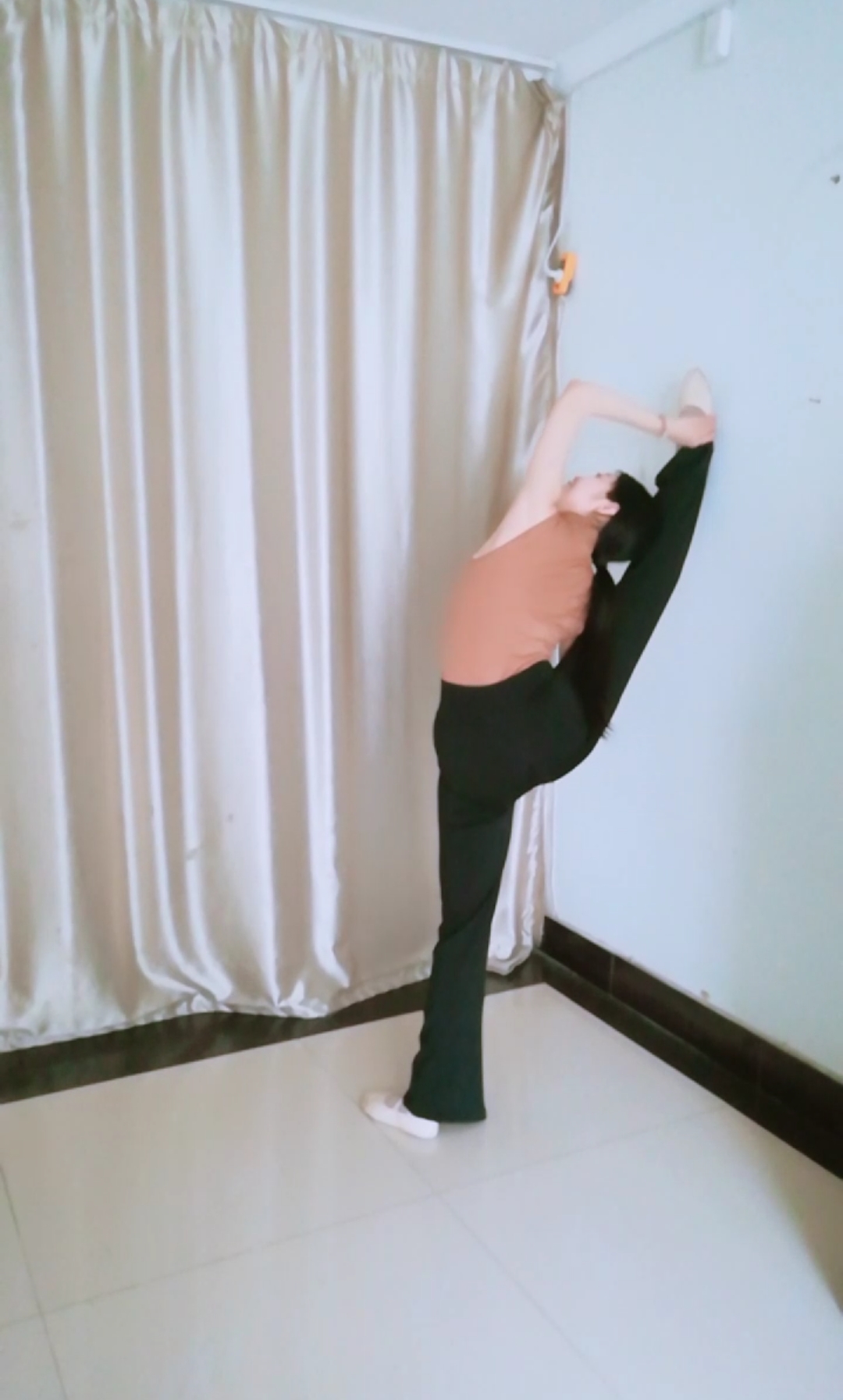 舞蹈#家里一面墙练出好体态!女孩子的柔美如沐春风!