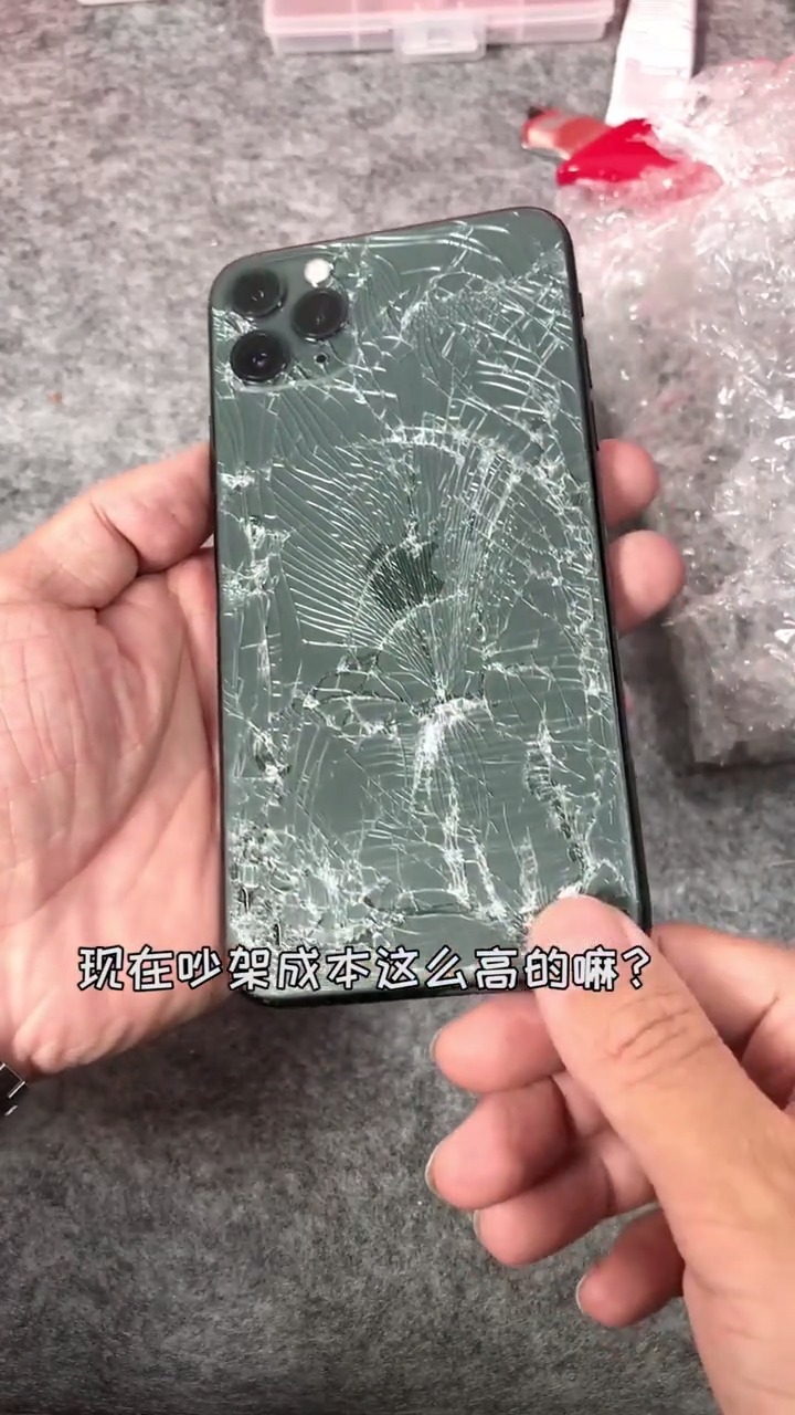 手机#吵架摔手机不是个好习惯!