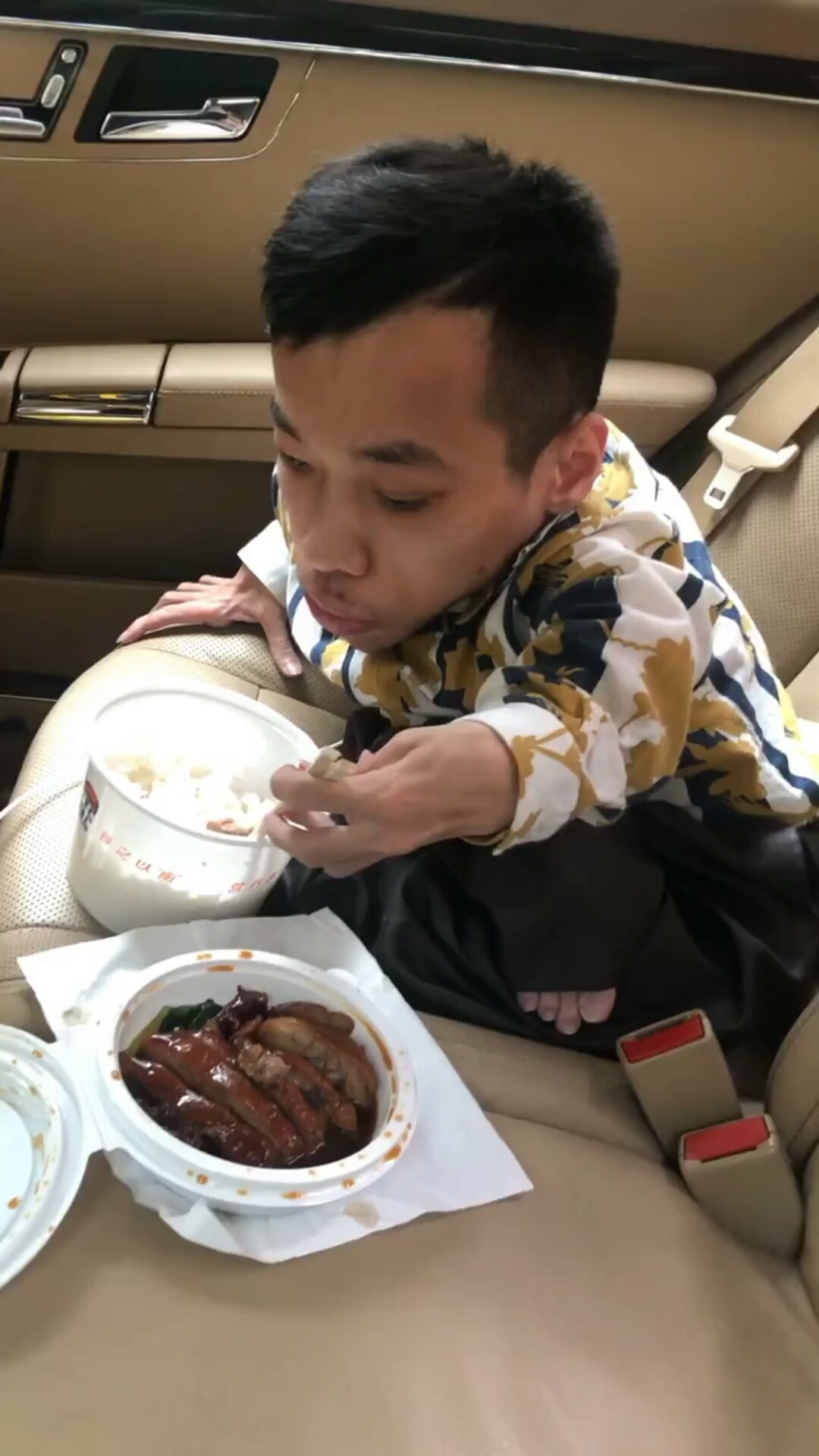 轮椅总裁吃饭啦