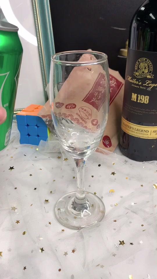 闻了就想喝,喝下去的瞬间,浓郁 柔和 欲罢不能#红酒 #葡萄酒 #摇晃的