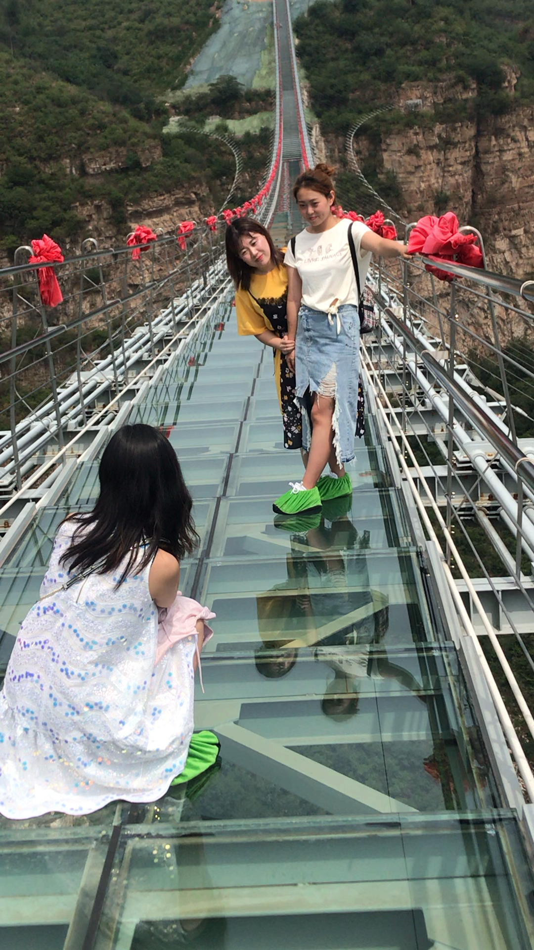 夏日旅行目的地#这个拍照的是我们的美女,在吊桥上疯狂拍照的女人们!