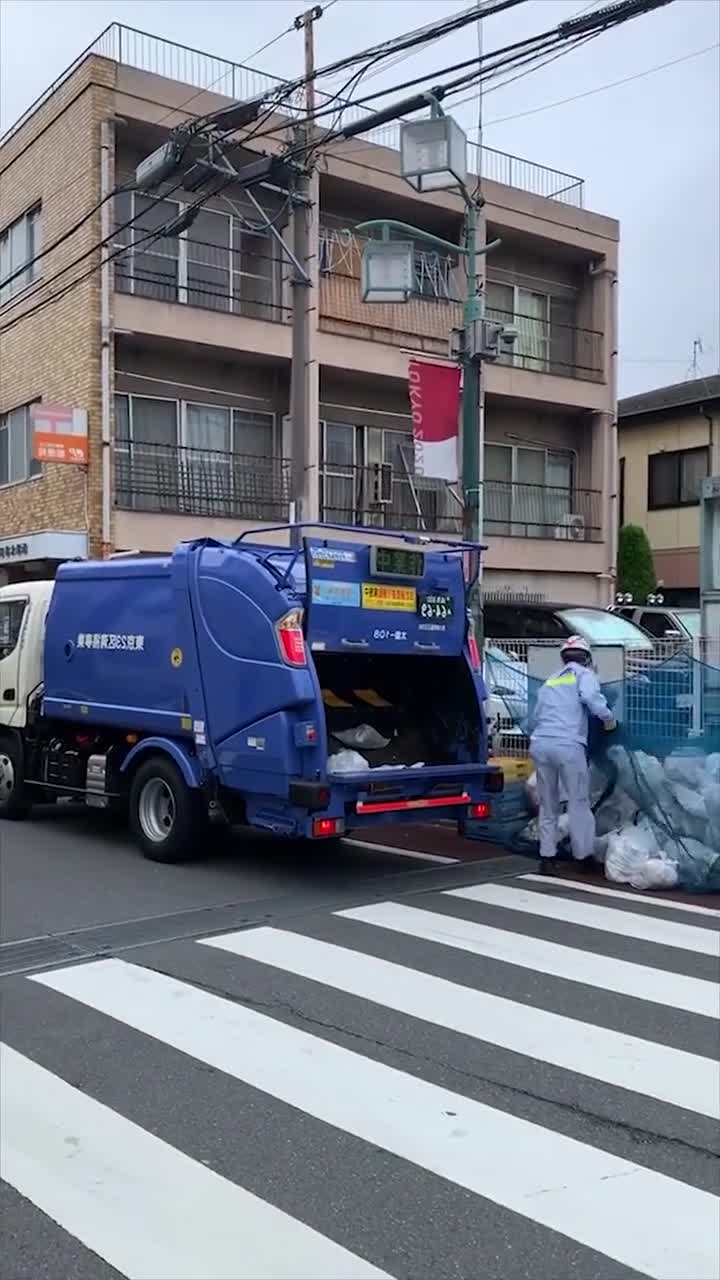 日本的垃圾車竟然這麼幹淨,車身沒有一點汙垢,工人真是太牛了!