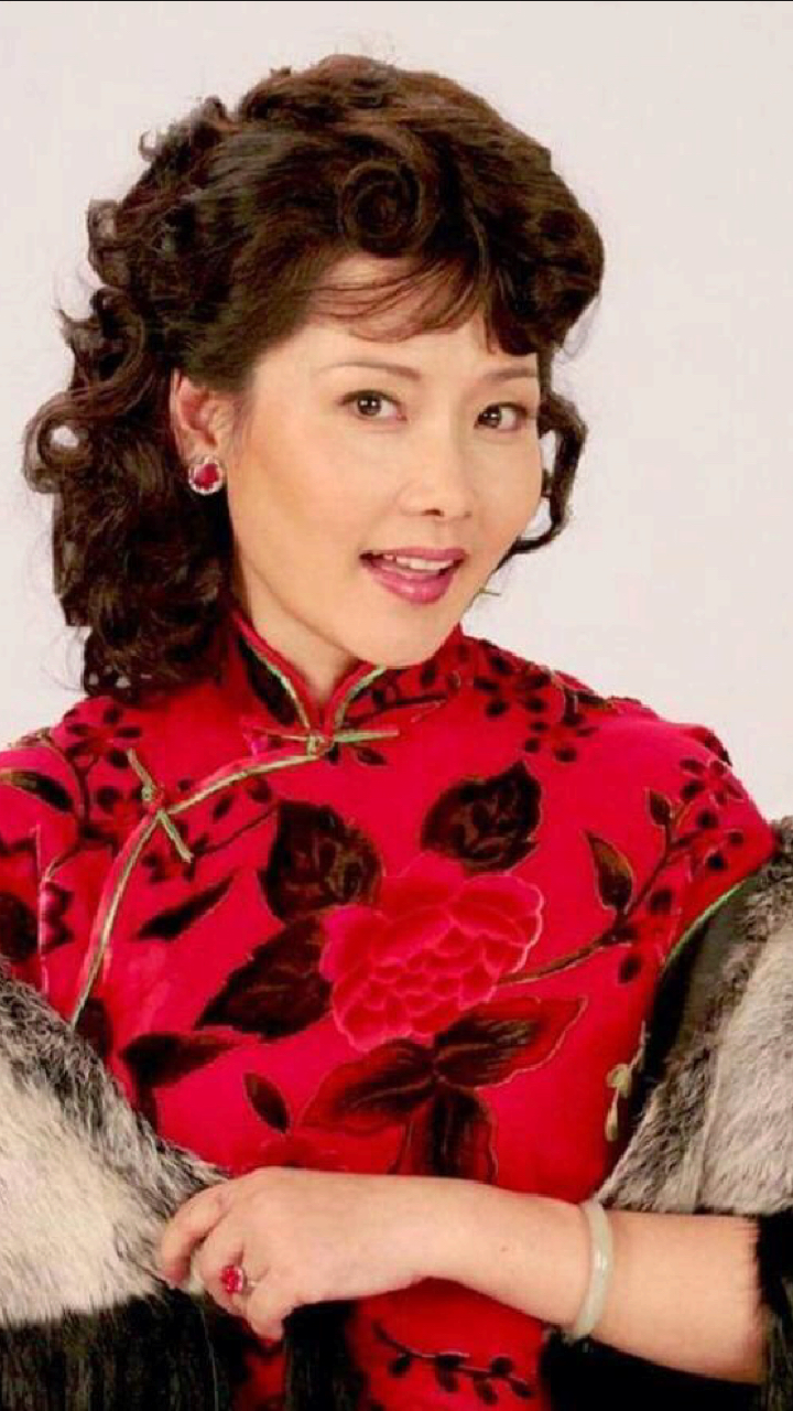 夏日美少女#何赛飞美了一辈子,穿旗袍优雅又大气,完美诠释了什么是