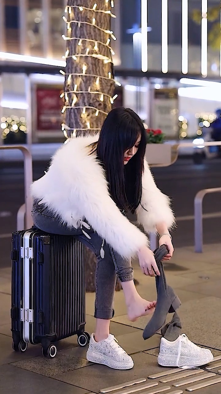 街拍美女#小姐姐在换鞋,你喜欢哪一双?#街拍 #美女 #火辣身材-度惺佑